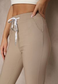 Renee - Jasnobeżowe Spodnie z Bawełną i Sznurowaniem Purrena. Okazja: na co dzień. Kolor: beżowy. Materiał: bawełna. Styl: elegancki, casual #2