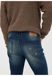 bonprix - Lekkie dżinsy ze stretchem Slim Fit Straight. Kolor: niebieski. Wzór: aplikacja. Styl: sportowy #3