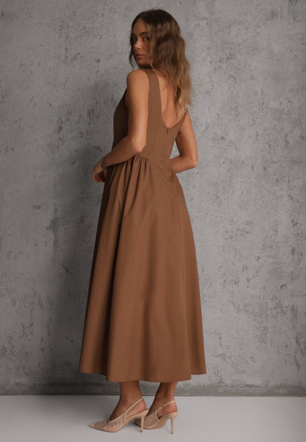 Renee - Brązowa Rozkloszowana Sukienka Koktajlowa z Bawełny z Dekoltem Łódką i Kieszeniami Fanilra. Okazja: na studniówkę, na ślub cywilny, na wesele. Typ kołnierza: dekolt w łódkę. Kolor: brązowy. Materiał: bawełna. Styl: wizytowy