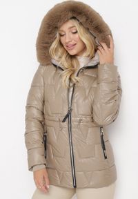 Born2be - Ciemnobeżowa Pikowana Kurtka z Kapturem z Futerkiem Flavara. Typ kołnierza: kaptur. Kolor: beżowy. Materiał: futro #5
