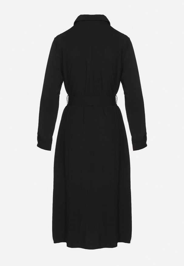 Born2be - Czarna Koszulowa Sukienka Rozkloszowana Ozdobiona Kieszeniami z Klapami i Paskiem Rinnella. Kolor: czarny. Wzór: aplikacja. Typ sukienki: koszulowe. Styl: klasyczny