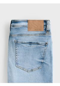 Reserved - Jeansy carrot slim z przetarciami - niebieski. Kolor: niebieski