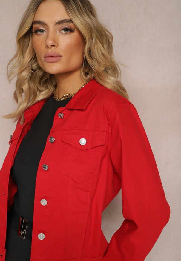 Renee - Czerwona Jeansowa Kurtka z Bawełny z Guzikami i Kieszeniami Ainztia. Kolor: czerwony. Materiał: bawełna, jeans
