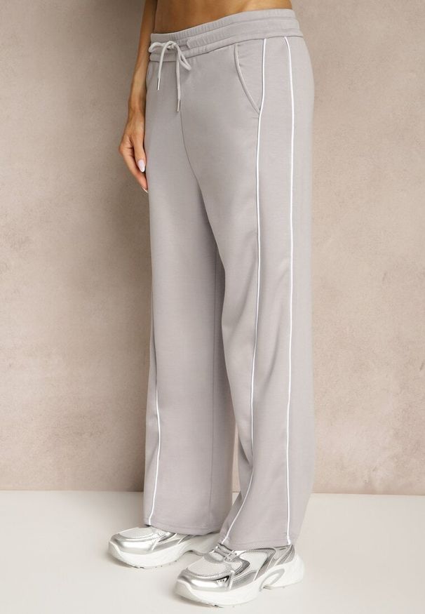 Renee - Jasnoszare Spodnie Dresowe z Bawełną o Szerokim Kroju High Waist z Paskami Salliara. Okazja: na spacer, na co dzień. Stan: podwyższony. Kolor: szary. Materiał: bawełna, dresówka. Styl: casual, elegancki