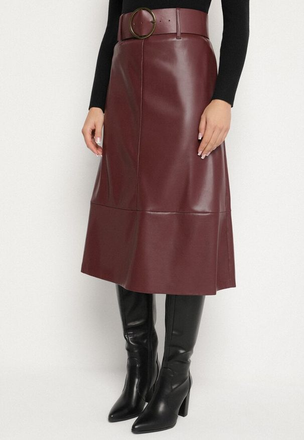 Born2be - Bordowa Trapezowa Spódnica z Imitacji Skóry z Paskiem z Okrągłą Klamrą Salendia. Okazja: na co dzień, na spotkanie biznesowe, do pracy. Stan: podwyższony. Kolor: czerwony. Materiał: skóra. Styl: casual, biznesowy