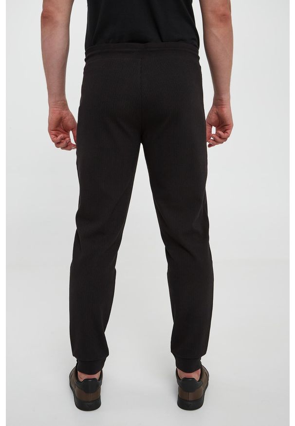 EA7 Emporio Armani - Spodnie dresowe męskie EA7 EMPORIO ARMANI. Materiał: dresówka