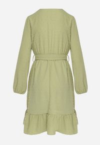 Born2be - Zielona Sukienka Mini z Tkaniny Plumeti Z Koronką i Materiałowym Paskiem Difia. Kolor: zielony. Materiał: koronka, tkanina, materiał. Wzór: koronka. Długość: mini #2