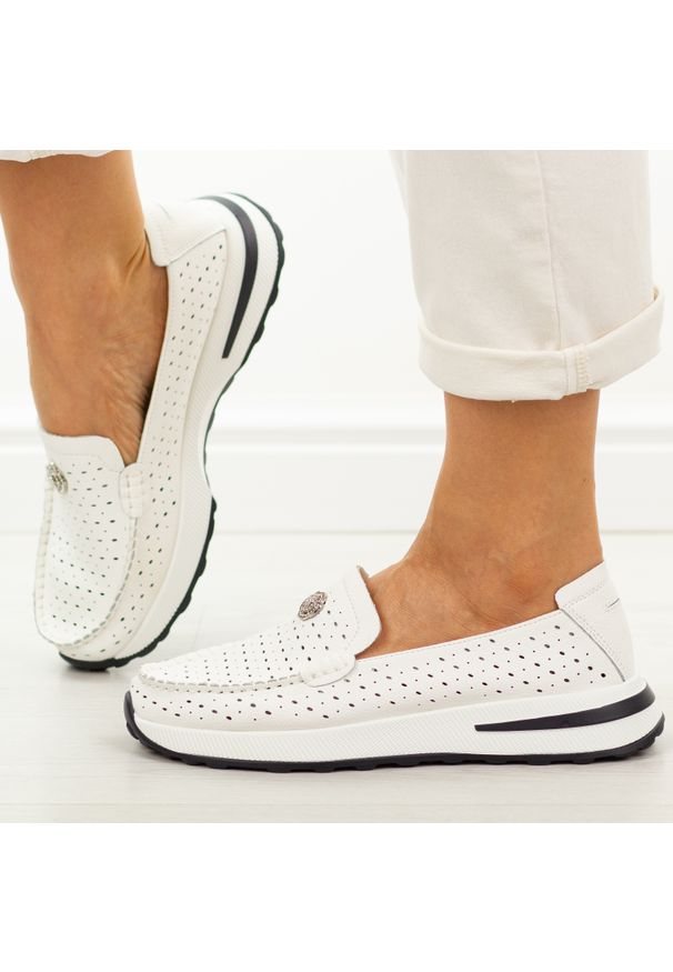 eVento - Białe ażurowe skórzane mokasyny damskie Evento 8663. Okazja: na co dzień, na spacer. Nosek buta: okrągły. Zapięcie: bez zapięcia. Kolor: biały. Szerokość cholewki: normalna. Wzór: ażurowy. Materiał: skóra. Sezon: wiosna, lato, jesień. Styl: casual, klasyczny, elegancki