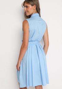 Born2be - Jasnoniebieska Rozkloszowana Sukienka z Bawełny o Koszulowym Kroju Wiązana w Pasie Calelia. Okazja: na co dzień. Kolor: niebieski. Materiał: bawełna. Typ sukienki: koszulowe. Styl: casual #7