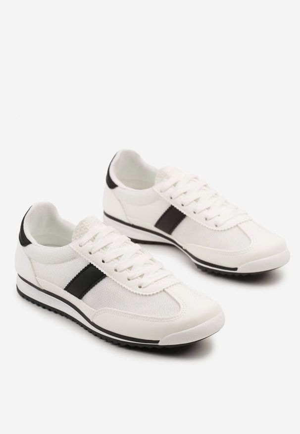 Renee - Białe Sneakersy Ozdobione Paskiem Cleova. Okazja: na co dzień. Zapięcie: pasek. Kolor: biały. Materiał: jeans. Wzór: aplikacja