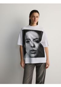 Reserved - Oversizowy t-shirt z nadrukiem - czarny. Kolor: czarny. Materiał: bawełna. Wzór: nadruk