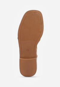 Renee - Ciemnobeżowe Sandały VICES z Przeplatanymi Paseczkami i Klamerką Metiphia. Okazja: na co dzień. Zapięcie: pasek. Kolor: beżowy. Wzór: nadruk. Sezon: lato. Styl: casual, elegancki #5