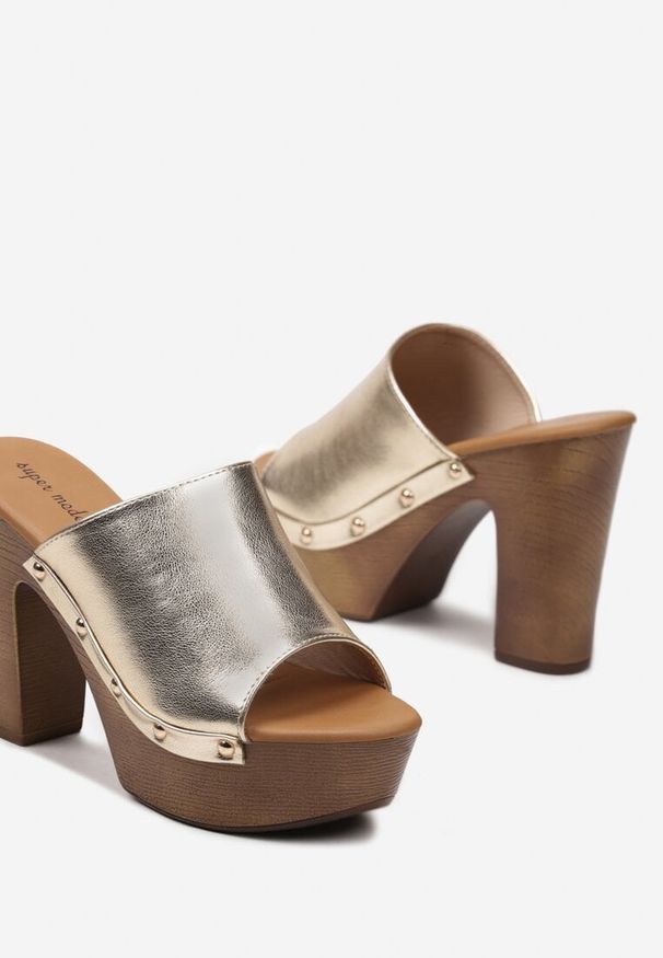 Renee - Złote Klapki na Platformie z Ozdobnymi Nitami i Szerokim Paskiem Bice. Kolor: złoty. Materiał: skóra ekologiczna. Sezon: wiosna, lato. Obcas: na platformie