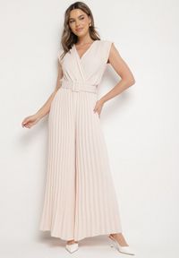 Born2be - Beżowy Kombinezon o Kopertowym Kroju z Plisami i Paskiem w Talii Salivania. Okazja: na ślub cywilny, na imprezę, na wesele, na studniówkę. Kolor: beżowy. Styl: klasyczny, elegancki #2