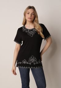 Born2be - Czarna Wiskozowa Bluzka na Krótki Rękaw z Etno Haftem z Metaliczną Nicią Aiopa. Okazja: do pracy, na co dzień, na spotkanie biznesowe. Kolekcja: plus size. Kolor: czarny. Materiał: wiskoza. Długość rękawa: krótki rękaw. Długość: krótkie. Wzór: haft. Styl: etno #3
