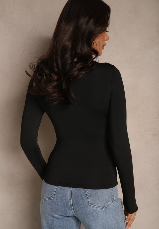 Renee - Czarna Bluzka z Wiskozą Ozdobiona Paskami przy Dekolcie Tatosira. Kolor: czarny. Materiał: wiskoza. Wzór: aplikacja