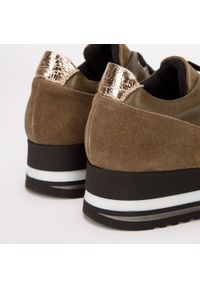 Wittchen - Damskie sneakersy z trzech rodzajów skóry na platformie khaki. Nosek buta: okrągły. Zapięcie: pasek. Kolor: brązowy. Materiał: skóra. Wzór: paski. Obcas: na platformie #2