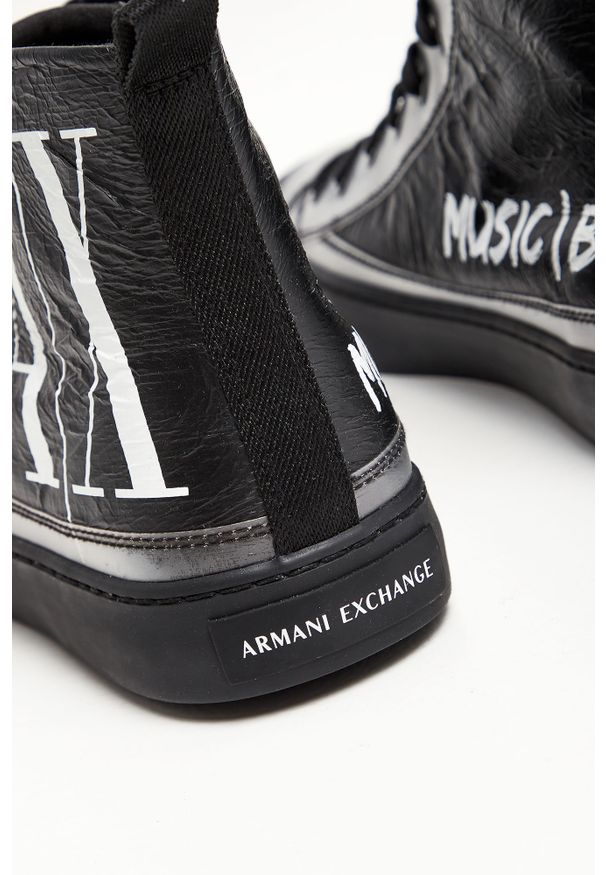 Armani Exchange - Sneakersy ARMANI EXCHANGE. Materiał: materiał. Szerokość cholewki: normalna. Wzór: nadruk, aplikacja
