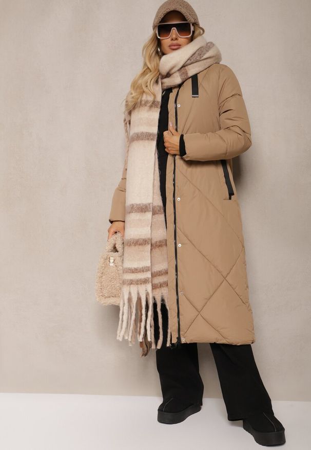 Renee - Ciemnobeżowa Pudełkowa Kurtka o Długim Kroju z Pikowanymi Przeszyciami Kapturem i Kieszeniami Calatta. Okazja: na co dzień, do pracy. Kolor: beżowy. Materiał: jeans. Długość: długie. Styl: casual, elegancki