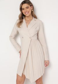 Born2be - Beżowa Rozkloszowana Sukienka Mini z Kopertową Górą i Plisami na Dole Lontasa. Kolor: beżowy. Typ sukienki: kopertowe. Styl: elegancki. Długość: mini #1