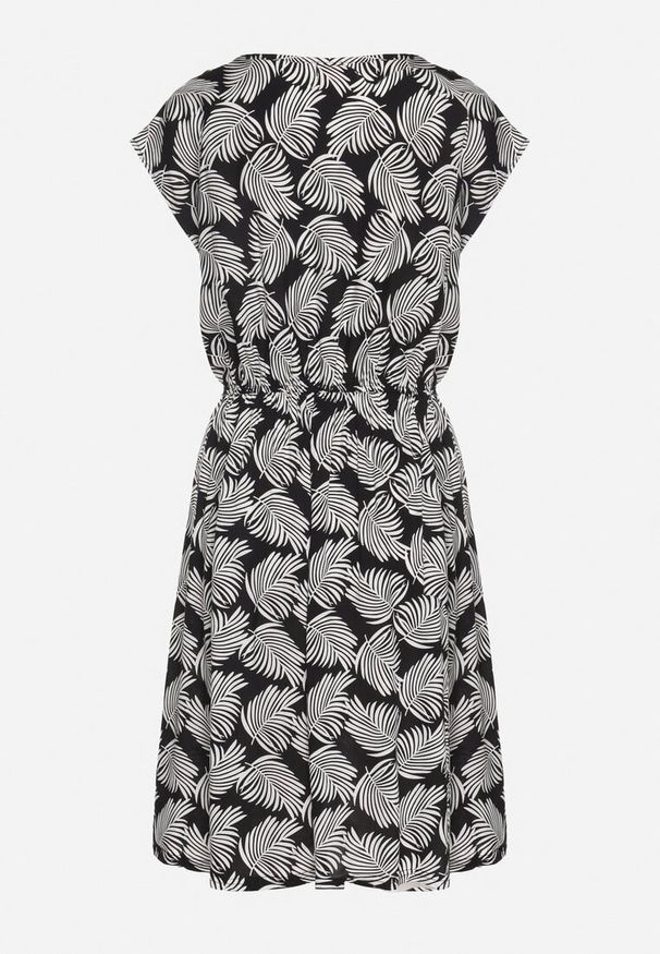 Born2be - Czarna Sukienka o Rozkloszowanym Kroju z Gumką w Pasie i Krótkim Rękawem Serive. Okazja: na co dzień, na spotkanie biznesowe. Kolor: czarny. Długość rękawa: krótki rękaw. Typ sukienki: rozkloszowane. Styl: biznesowy, klasyczny, casual, elegancki