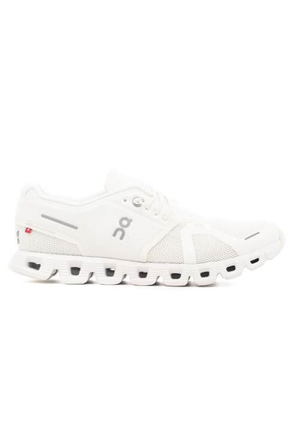 Buty do biegania męskie On Running Cloud 5. Zapięcie: sznurówki. Kolor: biały. Materiał: tkanina, materiał, syntetyk. Szerokość cholewki: normalna. Sport: bieganie