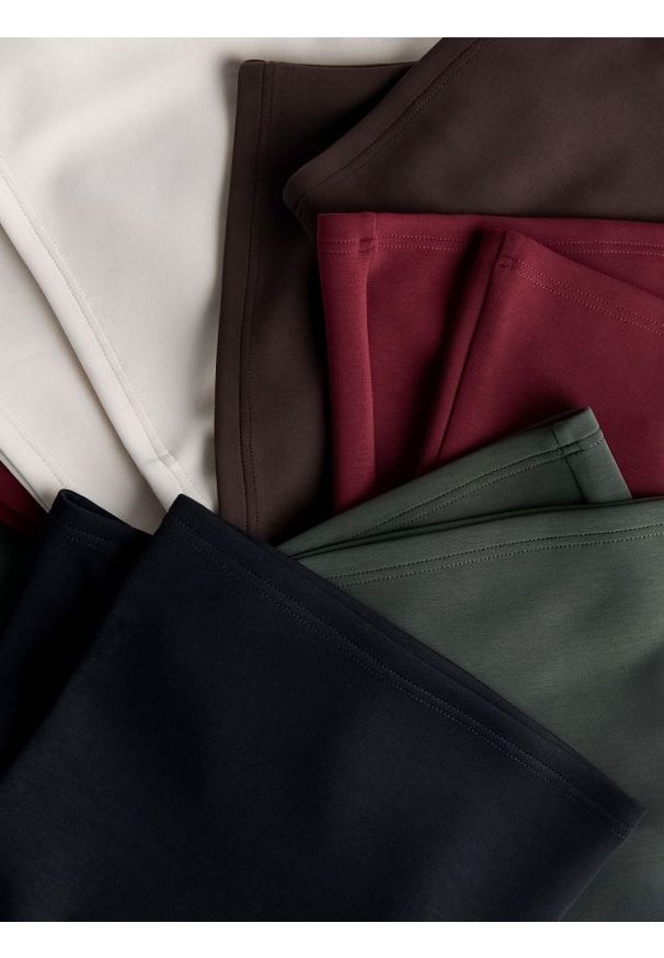 Reserved - Spodnie z szeroką nogawką - ciemnobrązowy. Kolor: brązowy. Materiał: dzianina