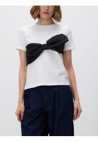 Reserved - T-shirt z kokardą - biały. Typ kołnierza: kokarda. Kolor: biały. Materiał: bawełna, dzianina. Wzór: gładki #1