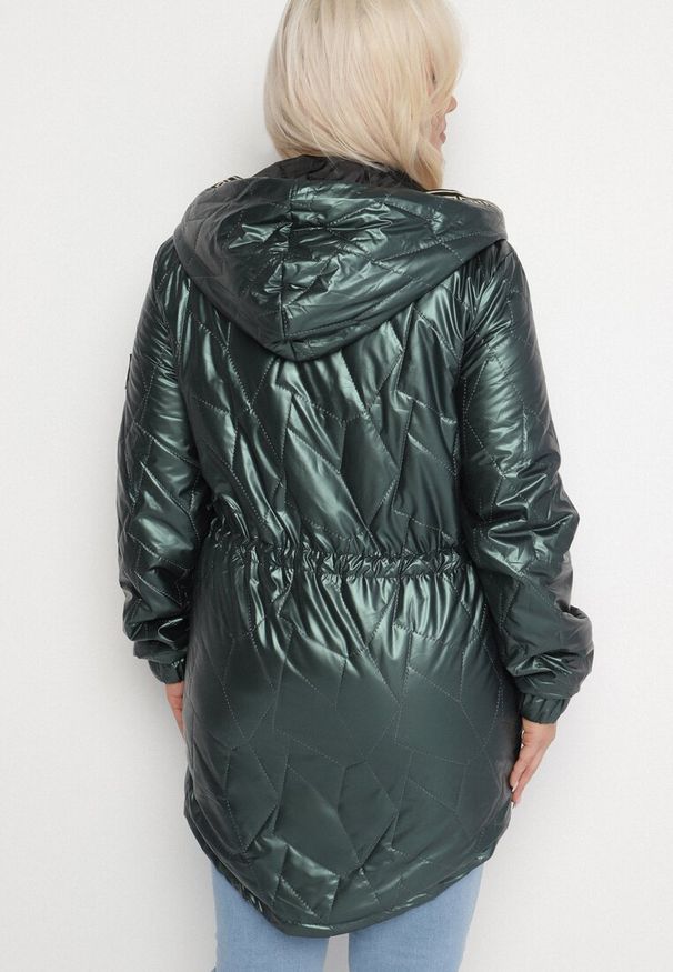 Born2be - Ciemnozielona Kurtka Pikowana Parka z Nieodpinanym Kapturem Oferra. Kolekcja: plus size. Kolor: zielony