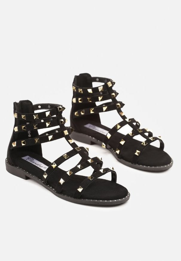 Born2be - Czarne Sandały Typu Rzymianki z Ćwiekami Novessa. Okazja: na co dzień, na spacer. Kolor: czarny. Sezon: lato. Styl: elegancki, casual