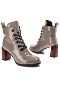 Szare Botki S.Barski Damskie Buty Na Obcasie Na Jesień. Okazja: na co dzień, na spotkanie biznesowe. Zapięcie: pasek. Kolor: szary. Materiał: skóra ekologiczna, lakier. Sezon: jesień. Obcas: na obcasie. Styl: casual, klasyczny, biznesowy. Wysokość obcasa: średni #3