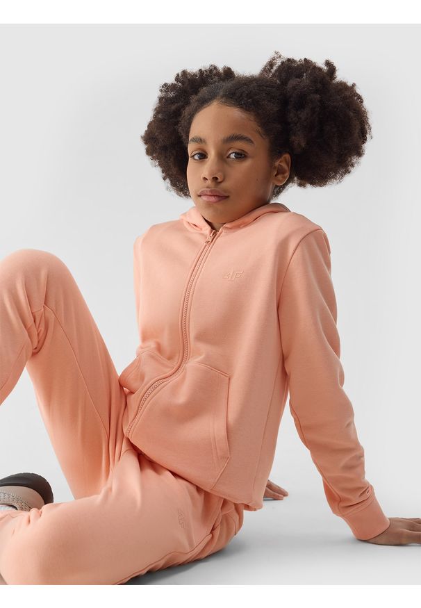 4f - Bluza dresowa rozpinana z kapturem dziewczęca - pudrowy koral. Okazja: na co dzień. Typ kołnierza: kaptur. Kolor: różowy. Materiał: dresówka. Wzór: gładki, ze splotem. Styl: casual, sportowy