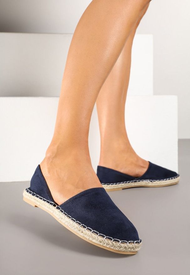 Renee - Granatowe Espadryle Ozdobione Wyciętą Cholewką i Plecionką Wommea. Okazja: na co dzień. Zapięcie: bez zapięcia. Kolor: niebieski. Szerokość cholewki: normalna. Wzór: aplikacja. Sezon: lato, wiosna. Obcas: na płaskiej podeszwie. Styl: elegancki, casual