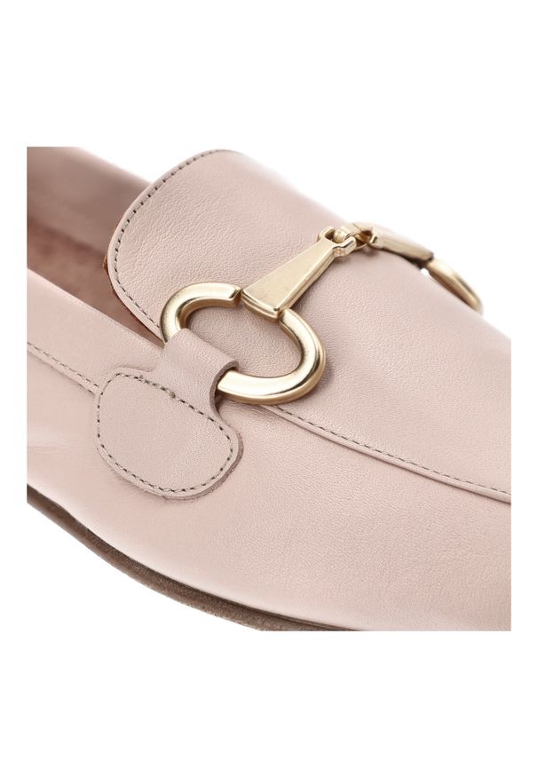 Różowe Półbuty Venezia Modne Obuwie Damskie. Okazja: do pracy, na spotkanie biznesowe. Kolor: różowy. Materiał: skóra. Sezon: lato. Obcas: na obcasie. Styl: klasyczny, biznesowy, elegancki. Wysokość obcasa: niski