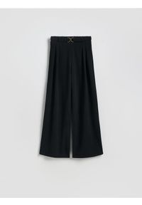 Reserved - Luźne spodnie z klamrą - czarny. Kolor: czarny. Materiał: dzianina. Wzór: gładki #1