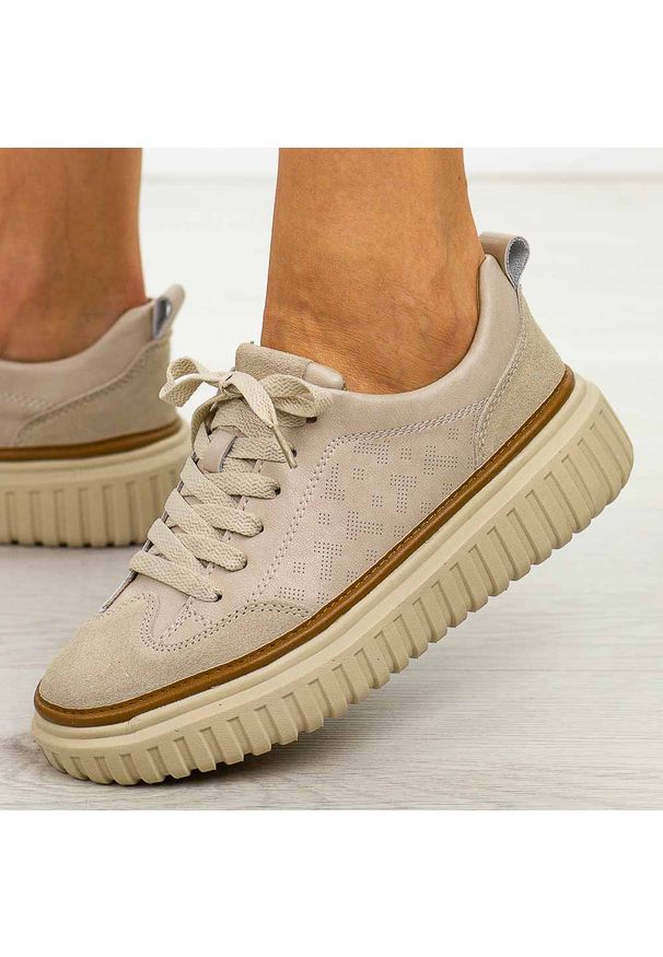 Beżowe skórzane sneakersy damskie Sergio Leone Sp025. Okazja: na co dzień, na spacer. Nosek buta: okrągły. Zapięcie: sznurówki. Kolor: beżowy. Materiał: skóra. Sezon: wiosna, lato. Obcas: na platformie. Sport: turystyka piesza