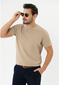Volcano - T-shirt ze strukturą TM-FROST. Kolor: beżowy. Materiał: bawełna, jeans, materiał. Długość rękawa: krótki rękaw. Długość: krótkie. Wzór: ze splotem. Sezon: wiosna, lato. Styl: elegancki, sportowy, klasyczny #1