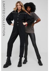 Answear Lab kombinezon jeansowy answear.LAB X kolekcja limitowana NO SHAME kolor czarny z kołnierzykiemm. Kolor: czarny. Materiał: jeans. Wzór: aplikacja. Styl: wakacyjny