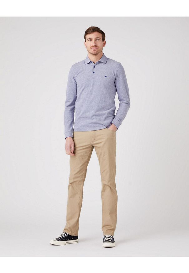 Wrangler - WRANGLER REFINED POLO MĘSKA KOSZULKA DŁUGI RĘKAW BLUE W7F9KHB51 112323733. Typ kołnierza: polo. Długość rękawa: długi rękaw. Długość: długie