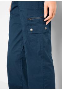 Spodnie bojówki Loose Fit z wygodnym paskiem bonprix ciemnoniebieski. Kolor: niebieski #4