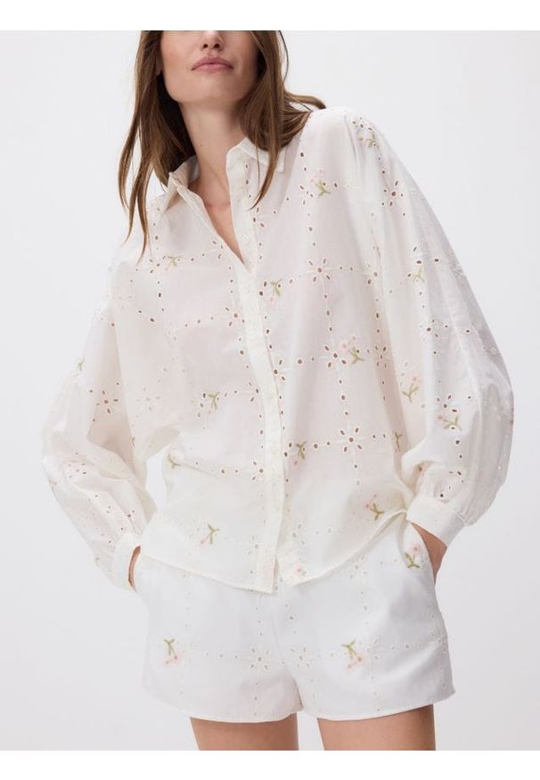 Reserved - Ażurowa koszula z haftem - biały. Kolor: biały. Materiał: bawełna. Wzór: haft, ażurowy