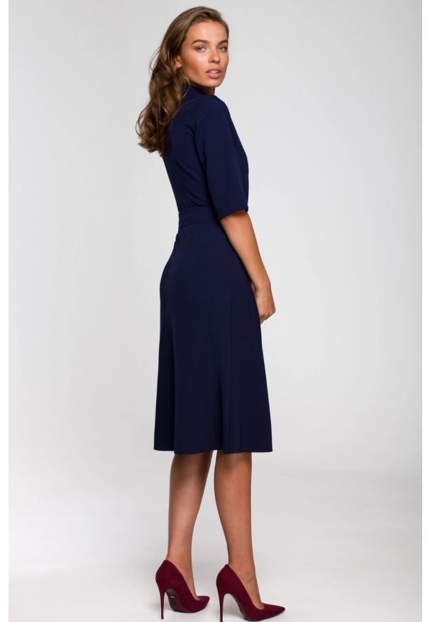 Stylove - Elegancka sukienka koszulowa z kołnierzykiem paskiem granat. Okazja: na spotkanie biznesowe, do pracy. Typ sukienki: koszulowe. Styl: elegancki
