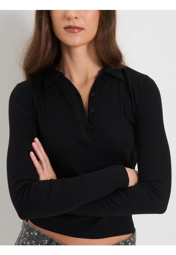 Sinsay - Prążkowana bluzka polo - czarny. Typ kołnierza: polo. Kolor: czarny. Materiał: prążkowany