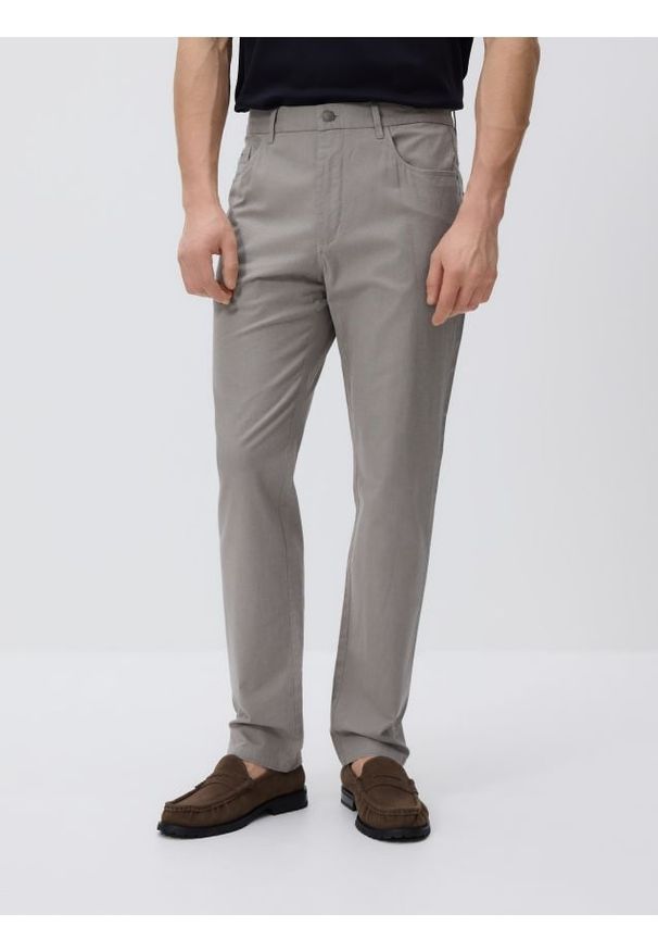 Reserved - Bawełniane spodnie slim fit - brązowy. Kolor: brązowy. Materiał: bawełna