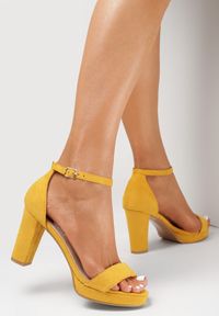 Born2be - Żółte Sandały Perameia. Nosek buta: okrągły. Zapięcie: pasek. Kolor: żółty. Wzór: gładki, jednolity. Sezon: lato. Obcas: na obcasie. Wysokość obcasa: średni #3