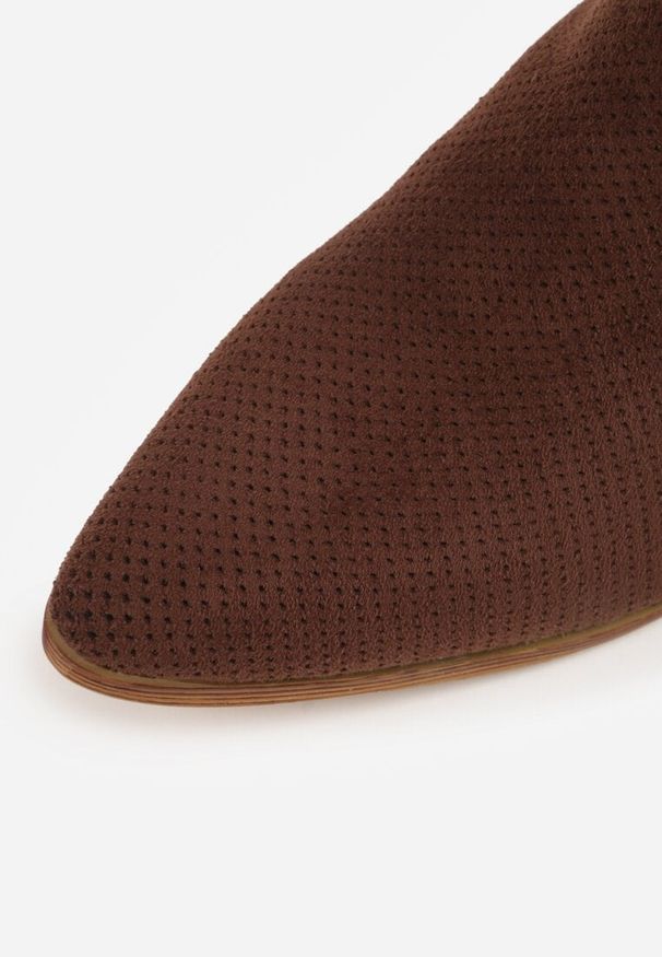 Renee - Brązowe Botki Vices na Słupku z Ażurową Cholewką Nitami i Wycięciem Borfedi. Okazja: na co dzień, do pracy, na spotkanie biznesowe. Nosek buta: szpiczasty. Kolor: brązowy. Szerokość cholewki: normalna. Wzór: ażurowy. Materiał: jeans. Sezon: jesień, zima. Obcas: na słupku. Styl: casual, biznesowy, elegancki