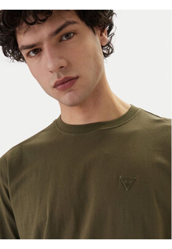 Guess T-Shirt F6GI11 K8HM4 Khaki Regular Fit. Kolor: brązowy. Materiał: bawełna