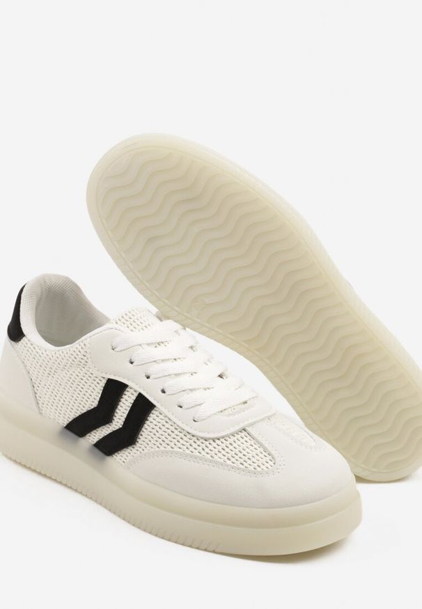 Renee - Białe Sneakersy Tenisówki Ozdobione Paskami Falovinia. Okazja: na co dzień. Zapięcie: pasek. Kolor: biały. Materiał: jeans. Wzór: aplikacja