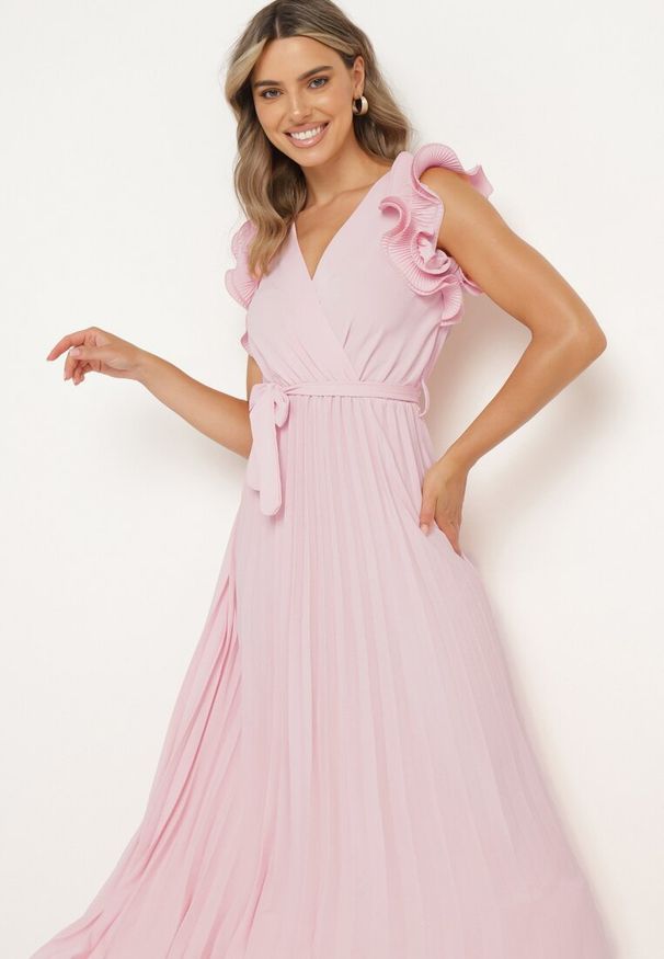 Born2be - Jasnoróżowa Sukienka z Kopertowym Dekoltem i Falbanką z Gumką w Talii i Materiałowym Paskiem Tiamaraya. Okazja: na spotkanie biznesowe, do pracy, na co dzień. Typ kołnierza: dekolt w kształcie V, dekolt kopertowy. Kolor: różowy. Materiał: materiał. Typ sukienki: kopertowe. Styl: casual, biznesowy