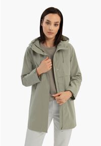 Volcano - Oliwkowy płaszcz damski J-WALERIA. Typ kołnierza: kaptur. Kolor: oliwkowy. Materiał: materiał. Długość: krótkie. Wzór: napisy. Sezon: wiosna #1